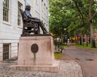 Cambridge, Massachusetts, ABD 'deki Iconic Harvard Üniversitesi' nin tarihi mimarisi..