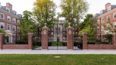 Cambridge, Massachusetts, ABD 'deki Harvard Üniversitesi' nin ikonik mimarisinin tarihi görüntüsü.