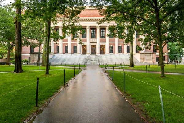 美国麻萨诸塞州剑桥的圣像哈佛大学的历史建筑 — 图库照片