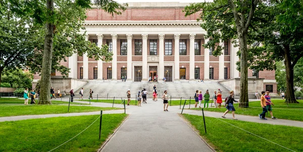 美国马萨诸塞州剑桥的标志性哈佛大学的历史建筑观 — 图库照片