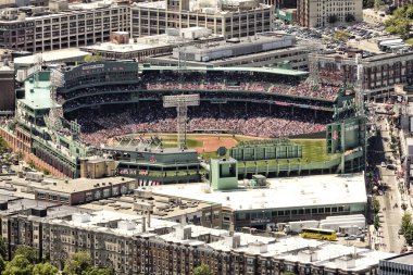 Boston 'un Massachusetts, ABD' deki hava görüntüsü Fenway Park Stadyumu 'nu gözler önüne seriyor..