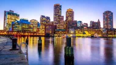 Boston, Massachusetts, ABD 'deki Boston Limanı ve Finans Bölgesi manzarası.