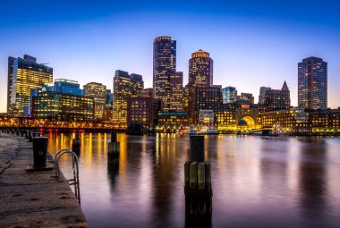 Boston, Massachusetts, ABD 'deki Boston Limanı ve Finans Bölgesi manzarası.
