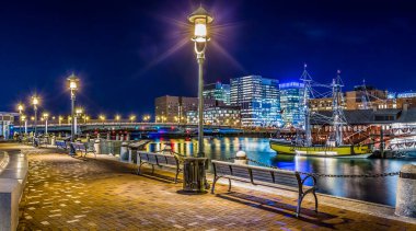 Boston, Massachusetts, ABD 'deki Boston Limanı ve Finans Bölgesi manzarası.