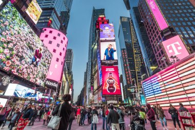 New York şehrinin Times Meydanı 'ndaki ikonik mimarisinin görüntüsü.