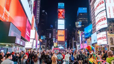 New York şehrinin Times Meydanı 'ndaki ikonik mimarisinin görüntüsü.