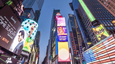 New York şehrinin Times Meydanı 'ndaki ikonik mimarisinin görüntüsü.