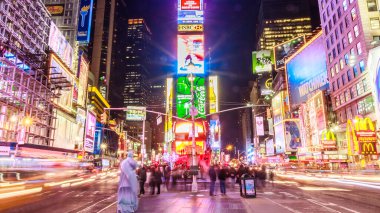 New York şehrinin Times Meydanı 'ndaki ikonik mimarisinin görüntüsü.