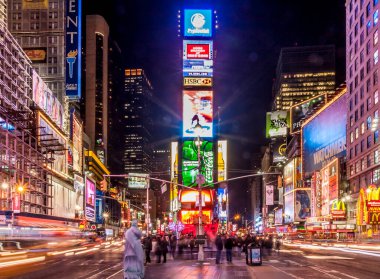 New York şehrinin Times Meydanı 'ndaki ikonik mimarisinin görüntüsü.