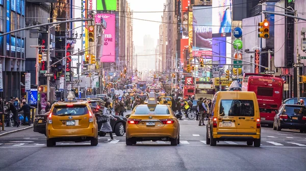 New York şehrinin Times Meydanı 'ndaki ikonik mimarisinin görüntüsü.