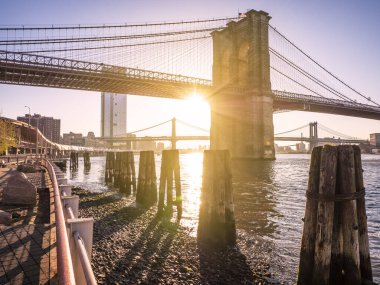 New York 'un mimarisi, Hudson nehrinin kıyısında, Brooklyn Köprüsü' nün doğuşunda..