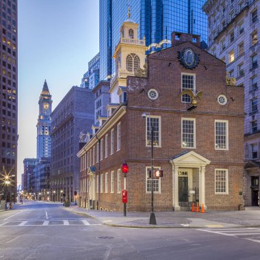 Boston 'un tarihi mimarisi Massachusetts, ABD' deki Hükümet Merkezi 'nde Eski Massachusetts Eyalet Binası önünde..