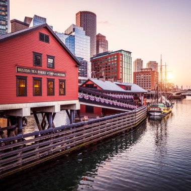 Boston Limanı ve Finansal Bölgesi 'nin Boston, Massachusetts, ABD' deki mimarisinin görüntüsü gün doğumunda.
