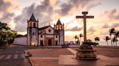 Olinda 'nın tarihi mimarisi Pernambuco, Brezilya' da gün doğumunda.