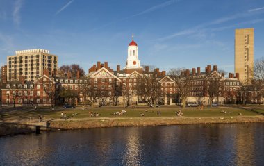 Cambridge 'deki Harvard Üniversitesi kampüsünün görüntüsü, MA, ABD.