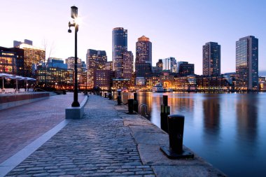 Massachusetts, ABD 'deki Boston Limanı ve Finans Bölgesi manzarası.