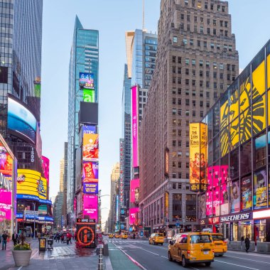New York şehrinin Times Meydanı 'ndaki ikonik mimarisi..