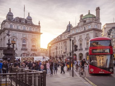 Londra 'nın Piccadilly Sirki' ndeki mimarisinin görüntüsü.
