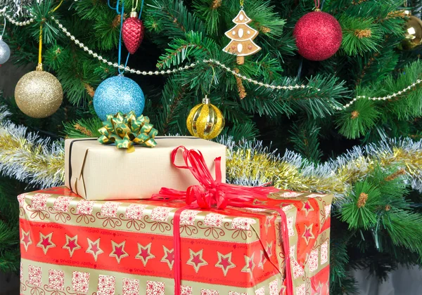 Schachteln mit Weihnachtsgeschenken — Stockfoto