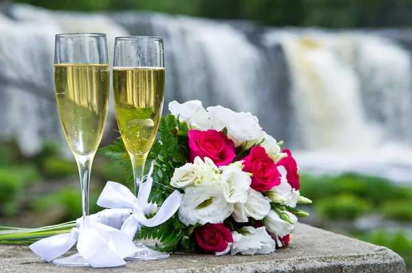 Bruiloft boeket en mousserende wijn — Stockfoto