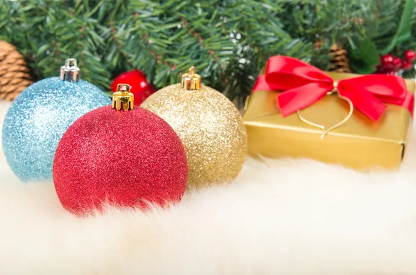 Різдвяні кульки та подарунок — стокове фото