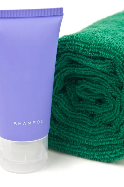 Handtuch und Shampoo — Stockfoto