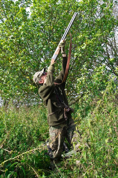 Jäger zielen auf Vögel — Stockfoto