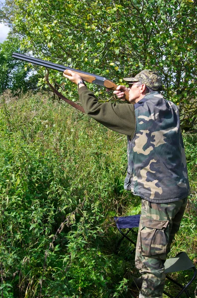 Hunter shooting pigeons — Stock Photo, Image