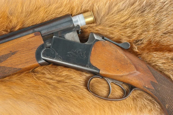 Shotgun on fur — Stock Photo, Image