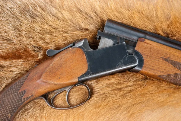 Open rifle on fox fur — Stock Photo, Image