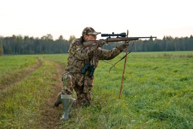 Tek dizimin üzerine avcı