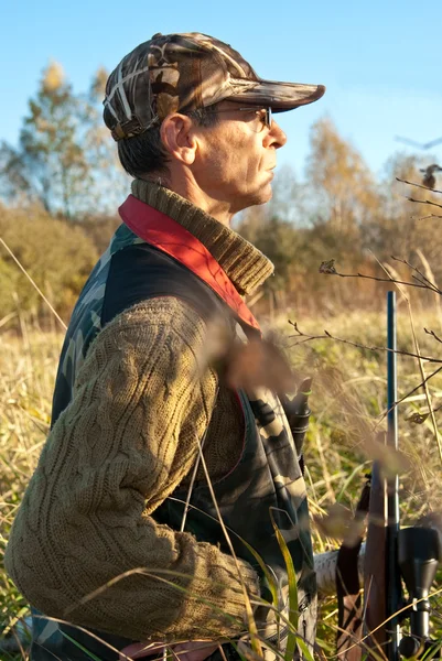 Hunter listening — Stock Photo, Image