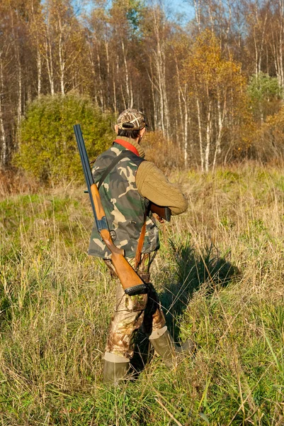 Hunter walking — Stock Photo, Image