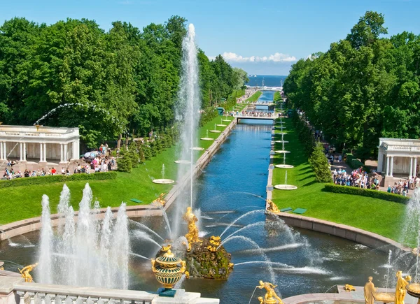 Main fountain composition in Pertergof, Saint-Petersburg, Russia. — Stock Photo, Image