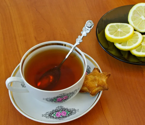 Egy csésze tea és citrom. — Stock Fotó