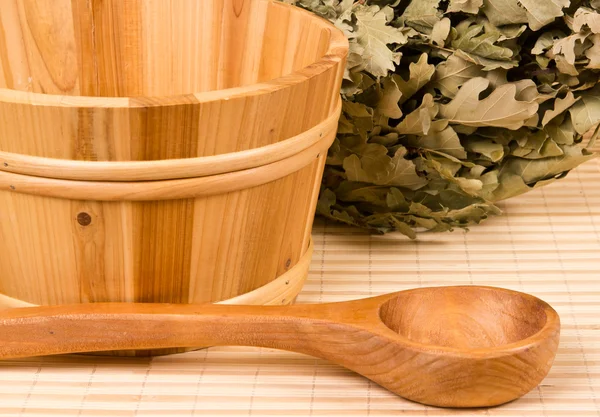 Відро для сауни та дерев'яна ложка — стокове фото