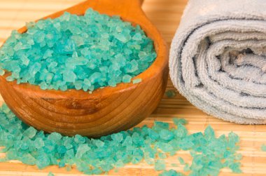 kaşık mavi banyo tuzu