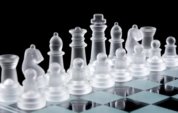 Набор шахматных фигур из белого стекла — стоковое фото