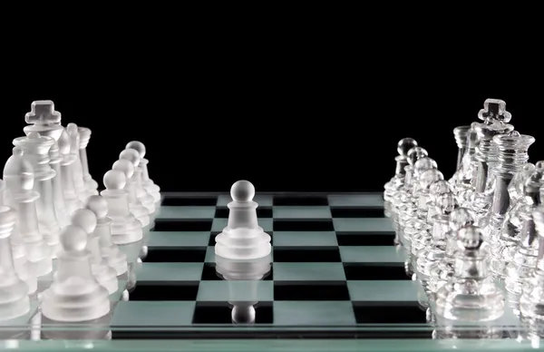 Les échecs en verre et le premier mouvement — Photo