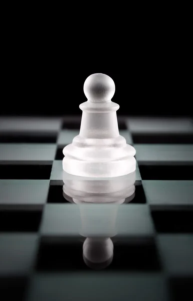 Pièce d'échecs sur pions sur échiquier — Photo