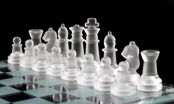 Schachbrett und Schachfiguren — Stockfoto