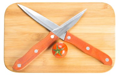 doğrama kurulu üzerinde bıçaklar