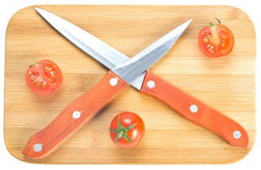 doğrama kurulu üzerinde bıçak geçti