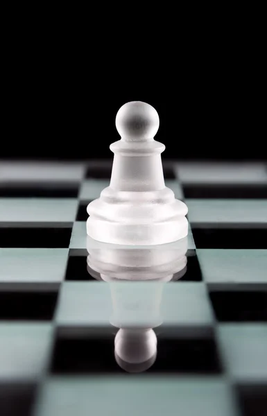 Pièce d'échecs sur pions sur échiquier — Photo