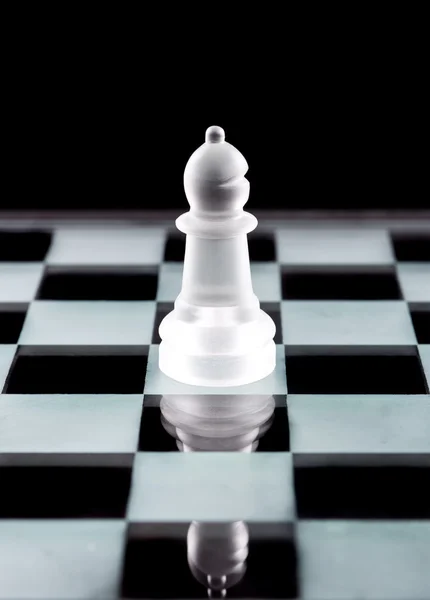 Pieza de ajedrez Bishop sobre negro —  Fotos de Stock