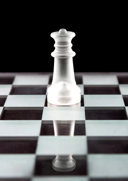 Schachkönigin am Schachbrett — Stockfoto