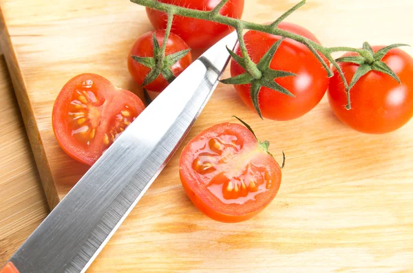 Faca de cozinha e tomates — Fotografia de Stock