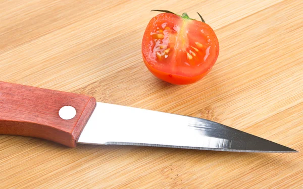 Krótki nóż na desce do krojenia — Zdjęcie stockowe