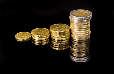 siyah üzerine Euro coins