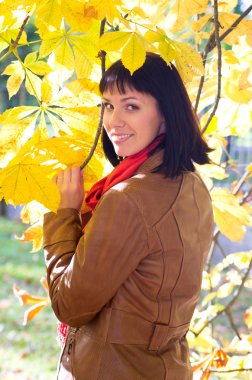 ağacın altında genç kadın